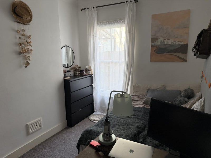 Room Greyhound Road in Greater London