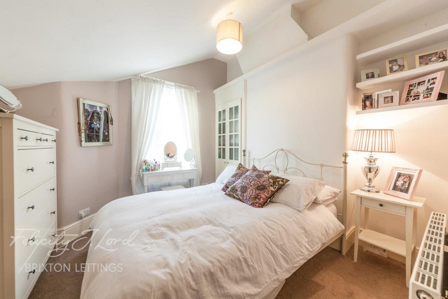 Flat Holmewood Gardens in Greater London
