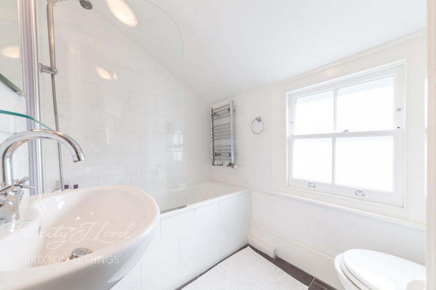 Flat Holmewood Gardens in Greater London