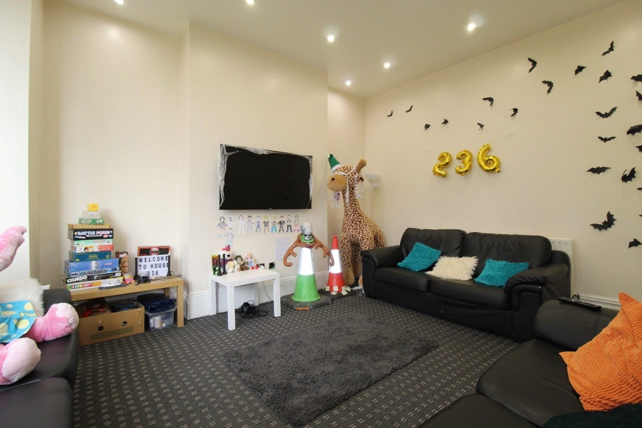 Flat Kirkstall Lane in Leeds