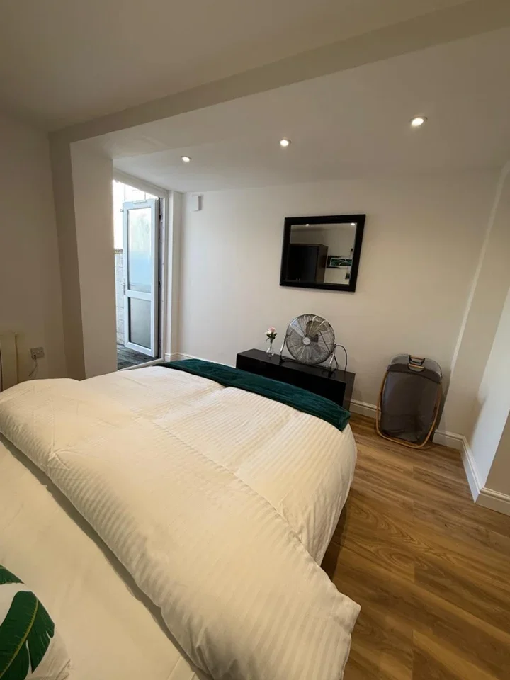 Flat Mitcham Road in Greater London