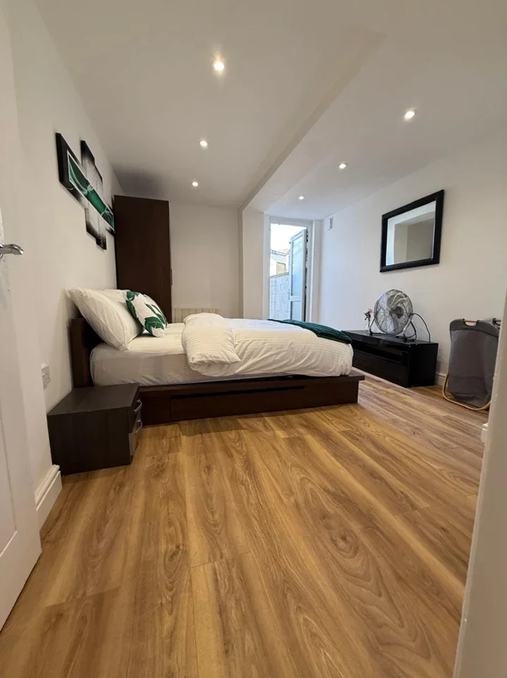 Flat Mitcham Road in Greater London