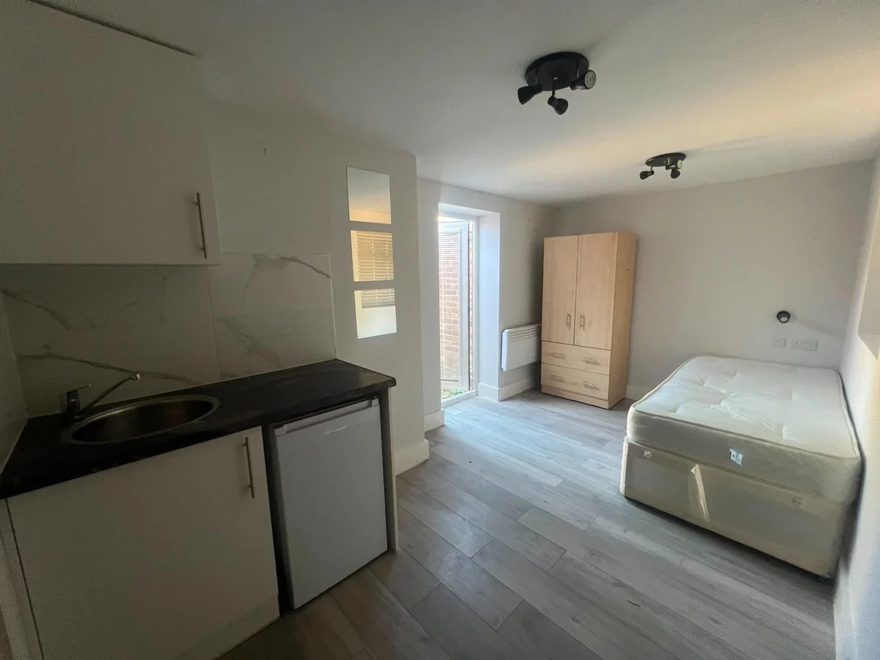 Flat Elizabeth Avenue in Borough of Spelthorne