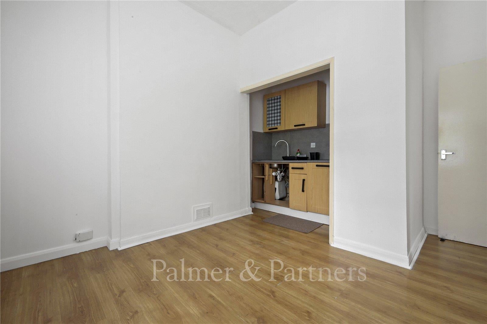 Flat Dalton Road in Ipswich