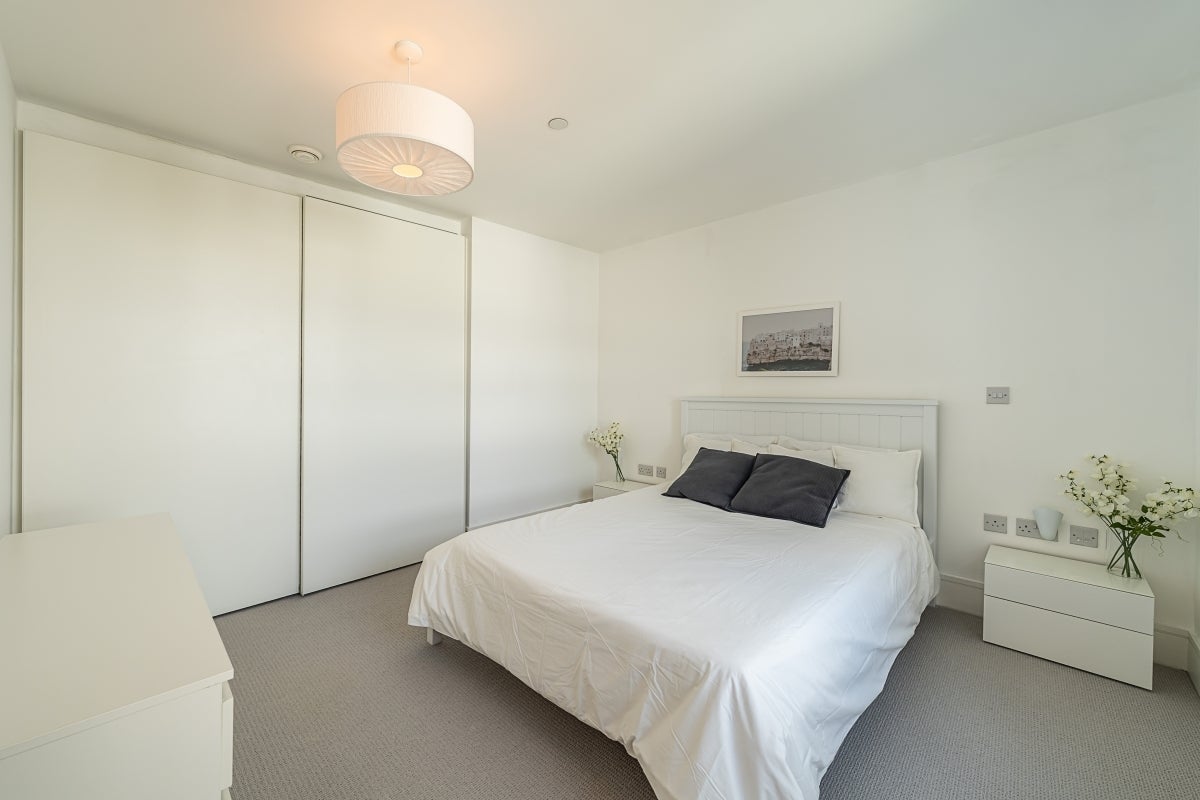 Flat Clapham High Street in Greater London