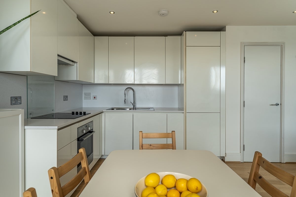 Flat Clapham High Street in Greater London