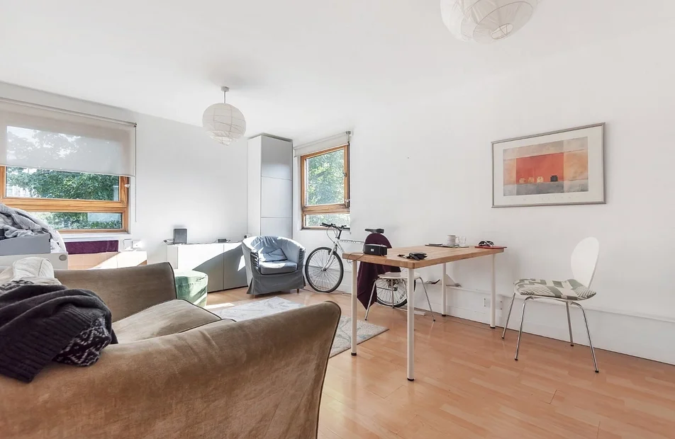 Flat Whorlton Road in Greater London