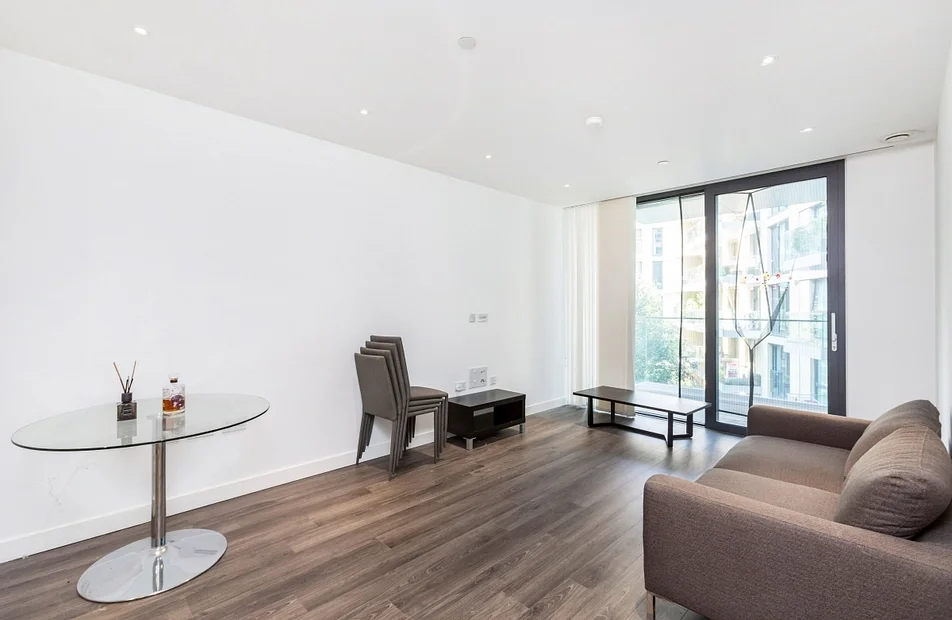 Flat Alie Street in Greater London