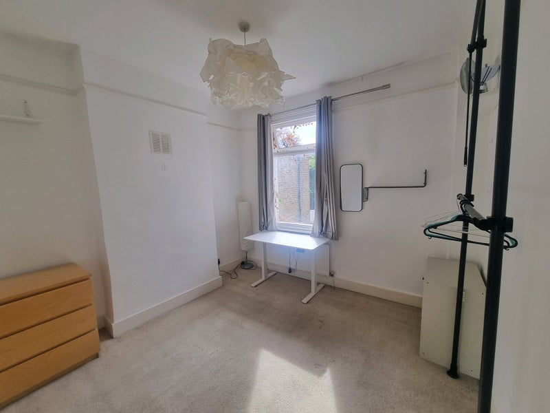 Room Eccles Road in Greater London