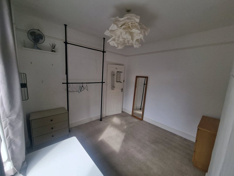 Room Eccles Road in Greater London