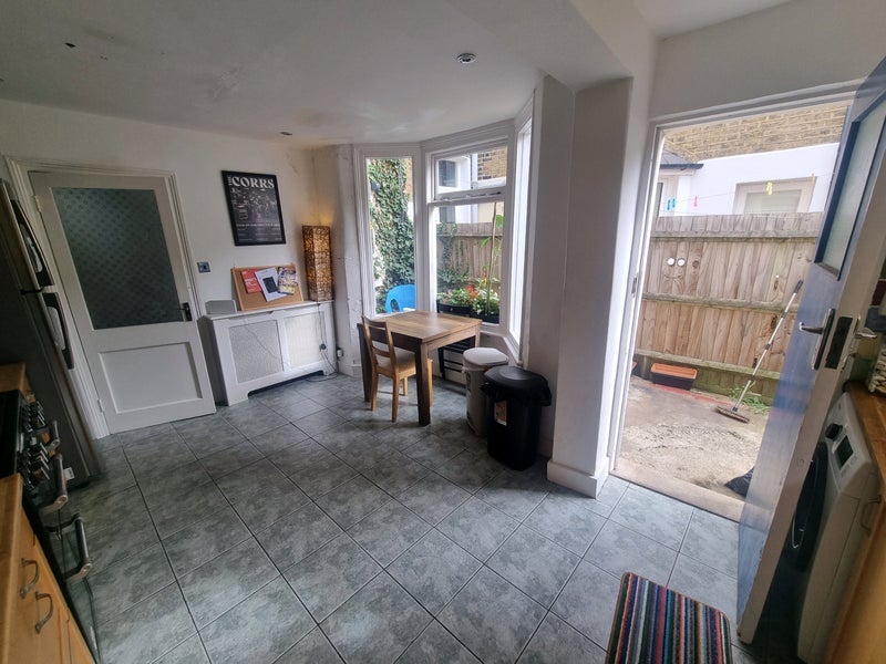 Room Eccles Road in Greater London