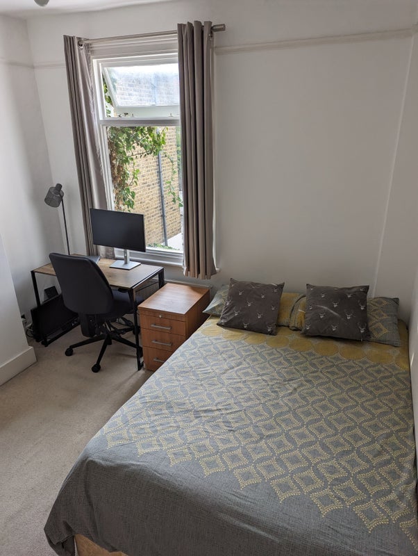 Room Eccles Road in Greater London