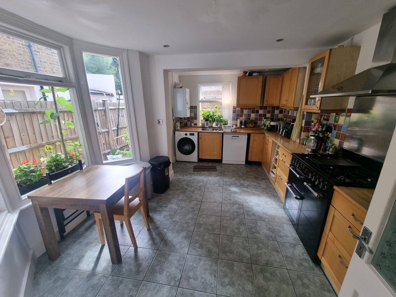 Room Eccles Road in Greater London
