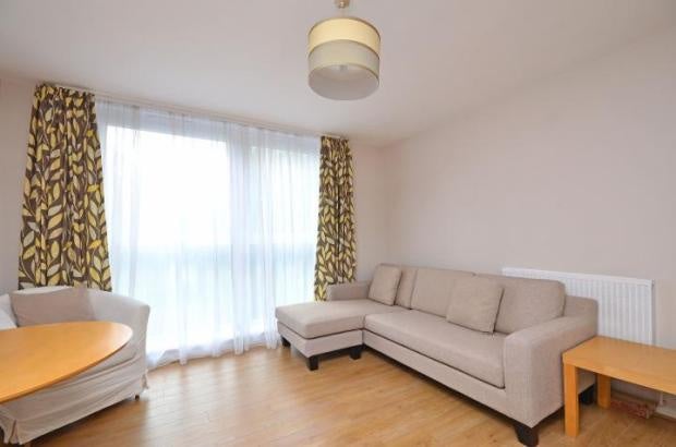 Flat Garratt Lane in Greater London