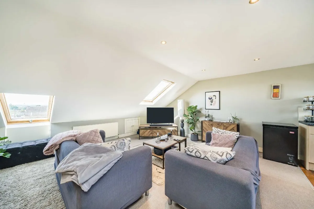Flat Sunnyhill Road in Greater London