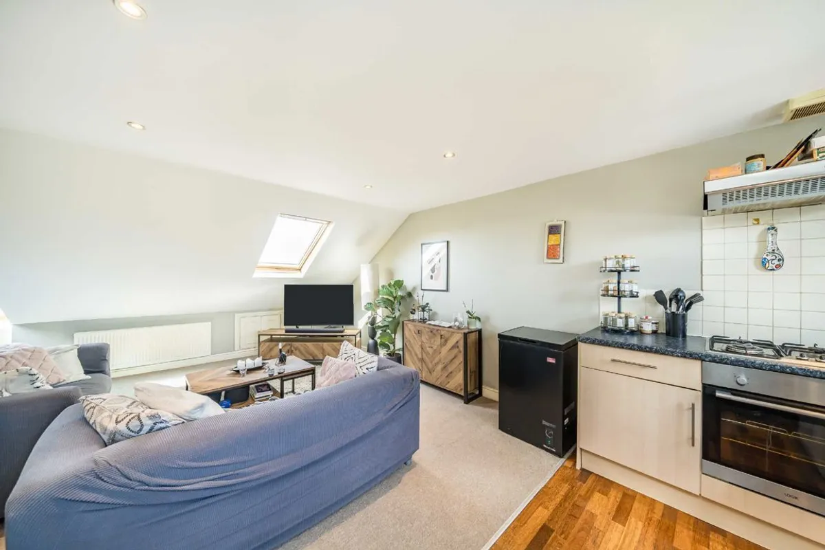 Flat Sunnyhill Road in Greater London