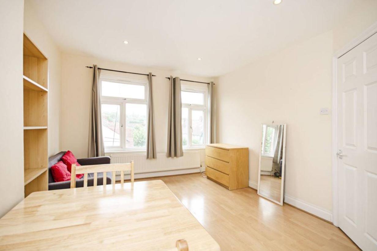 Flat Finchley Road in Greater London
