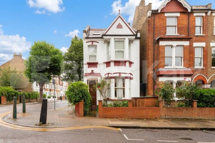 Flat Iverson Road in Greater London