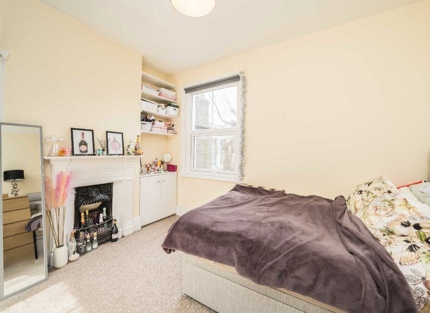 Flat Dornton Road in Greater London