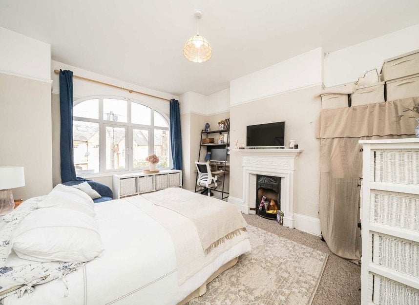 Flat Dornton Road in Greater London