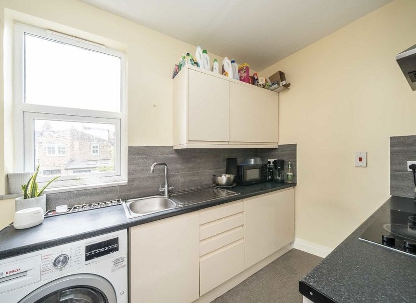 Flat Dornton Road in Greater London