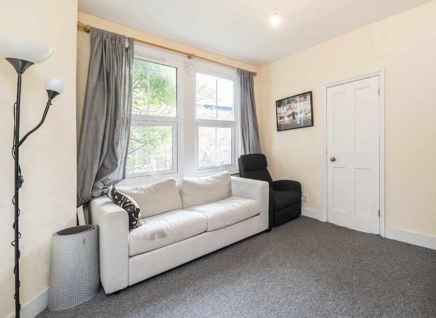 Flat Dornton Road in Greater London
