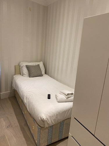 Room Stanwick Road in Greater London