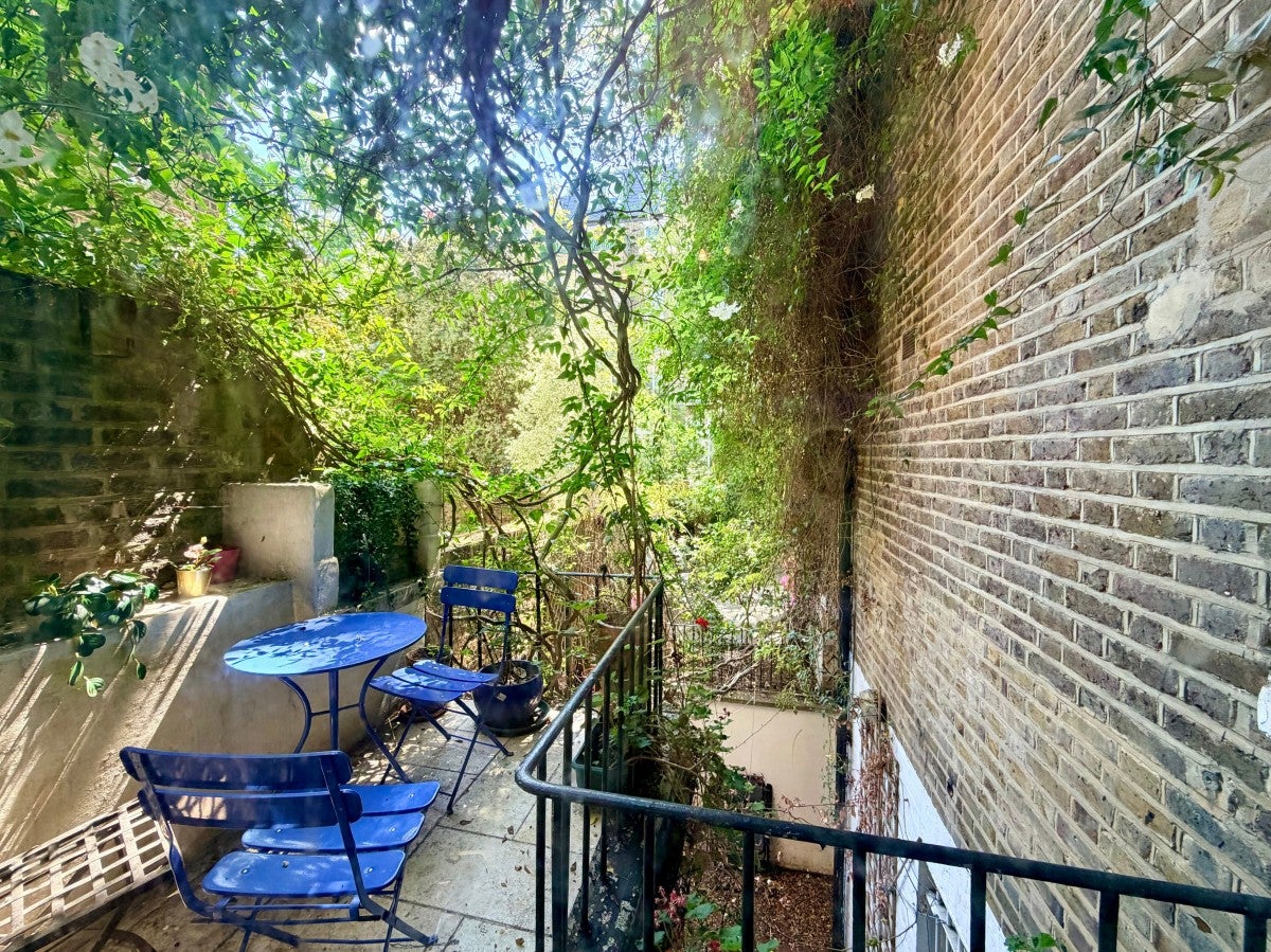 Flat Longridge Road in Greater London