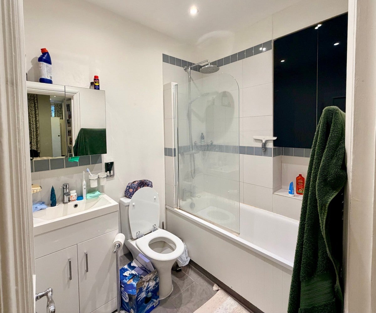 Flat Longridge Road in Greater London