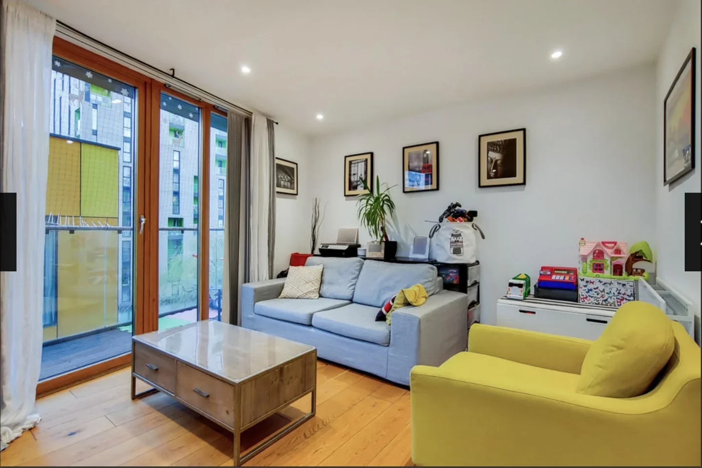 Flat Clockhouse Avenue in Greater London