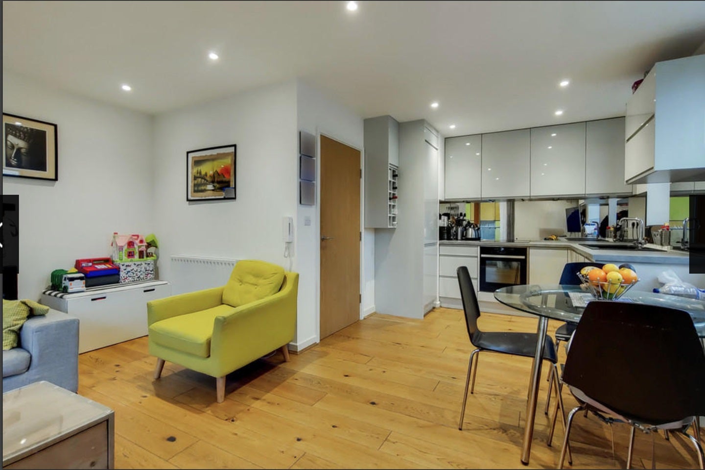 Flat Clockhouse Avenue in Greater London