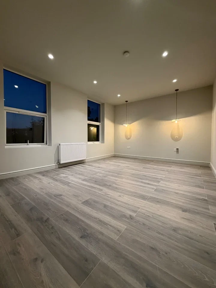 Flat Brooke Road in Greater London