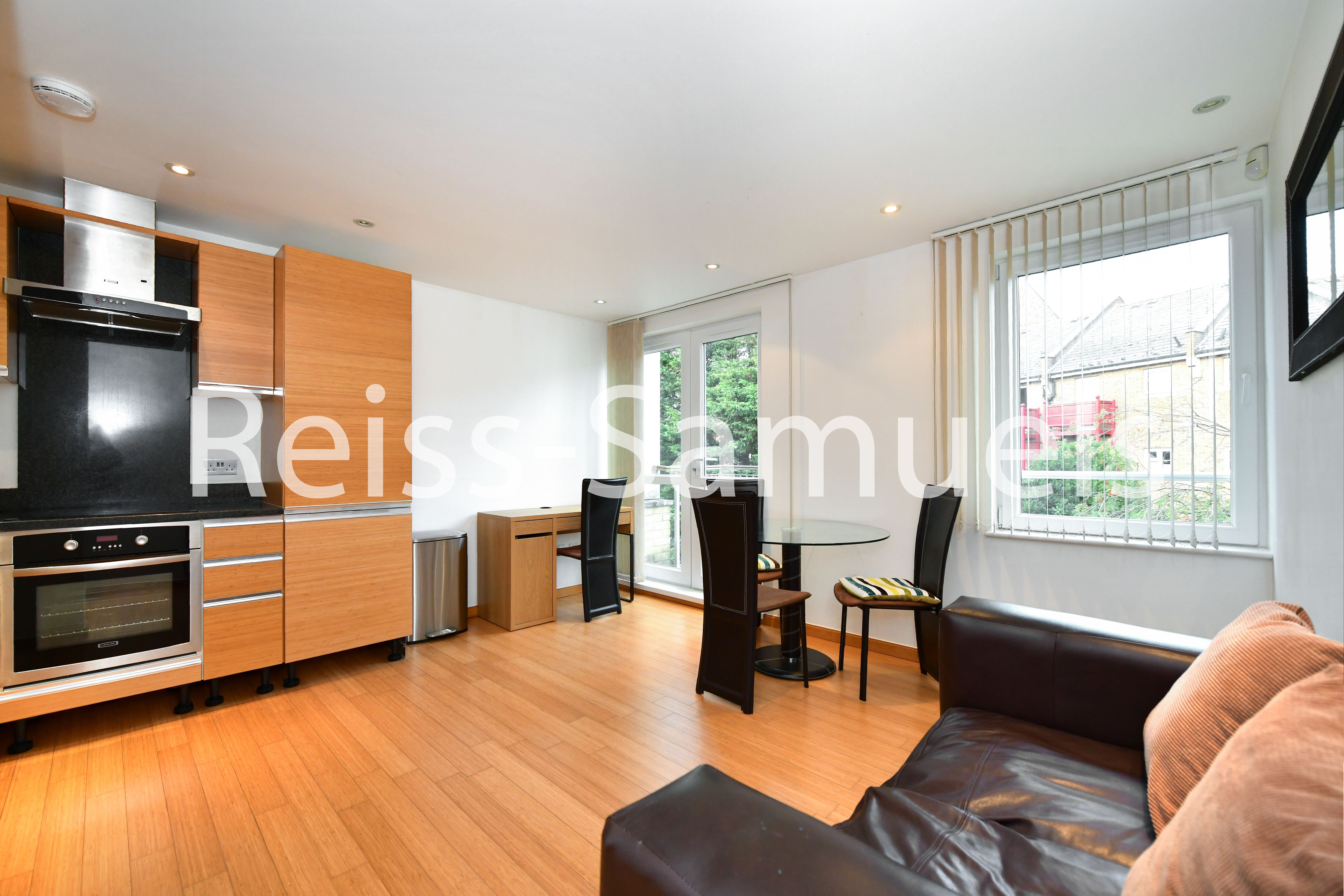 Flat Westferry Road in Greater London