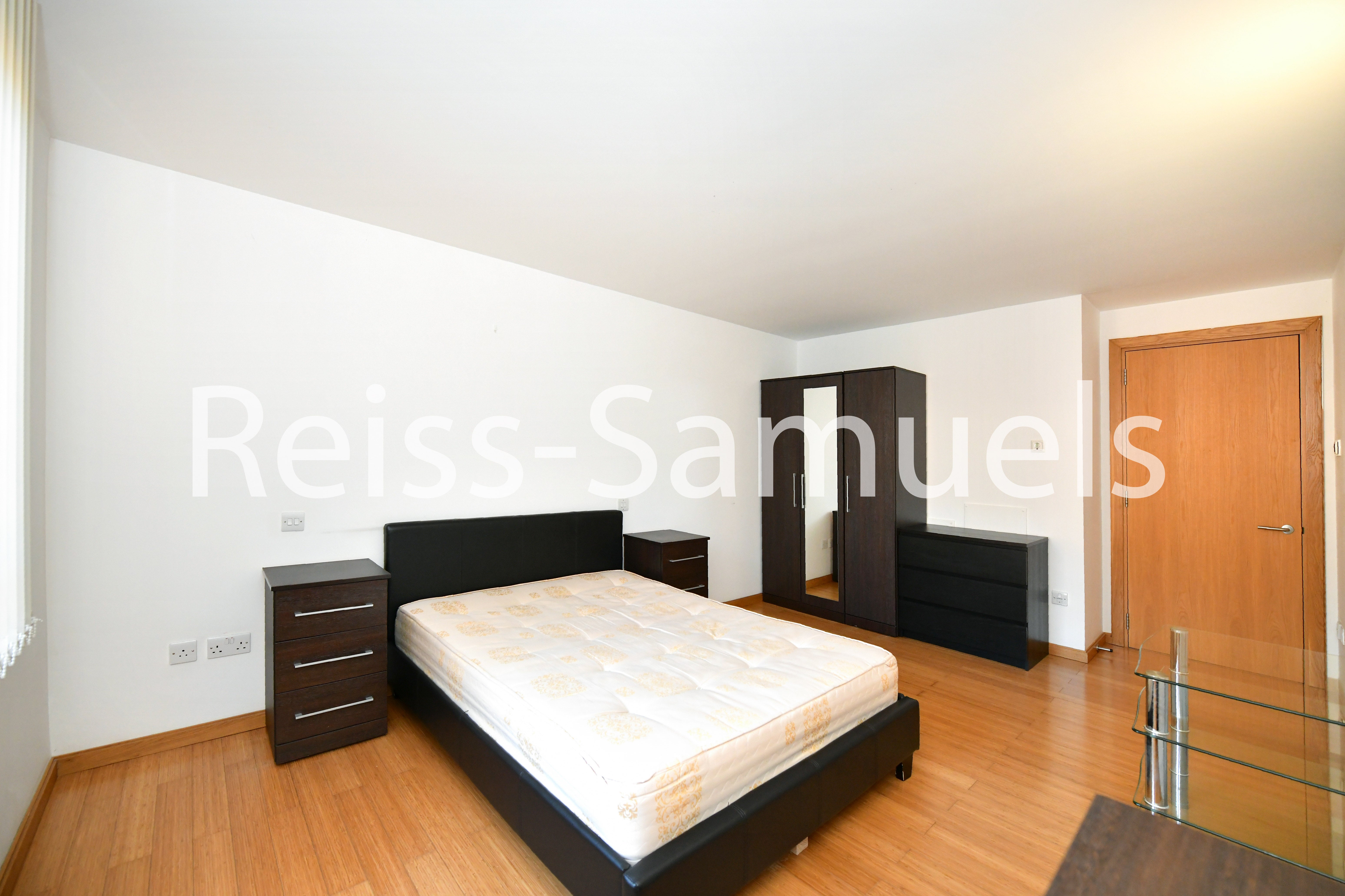 Flat Westferry Road in Greater London