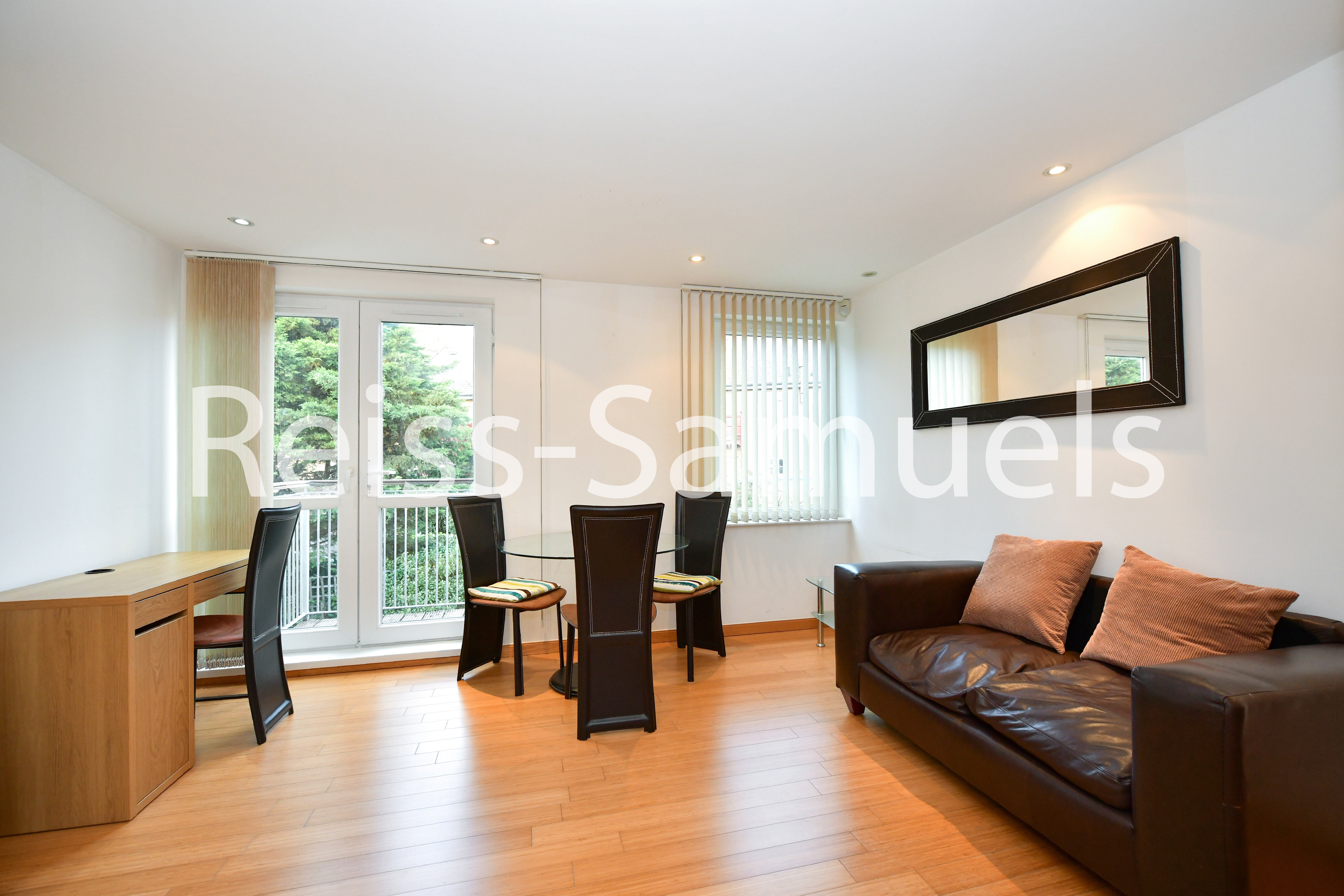 Flat Westferry Road in Greater London