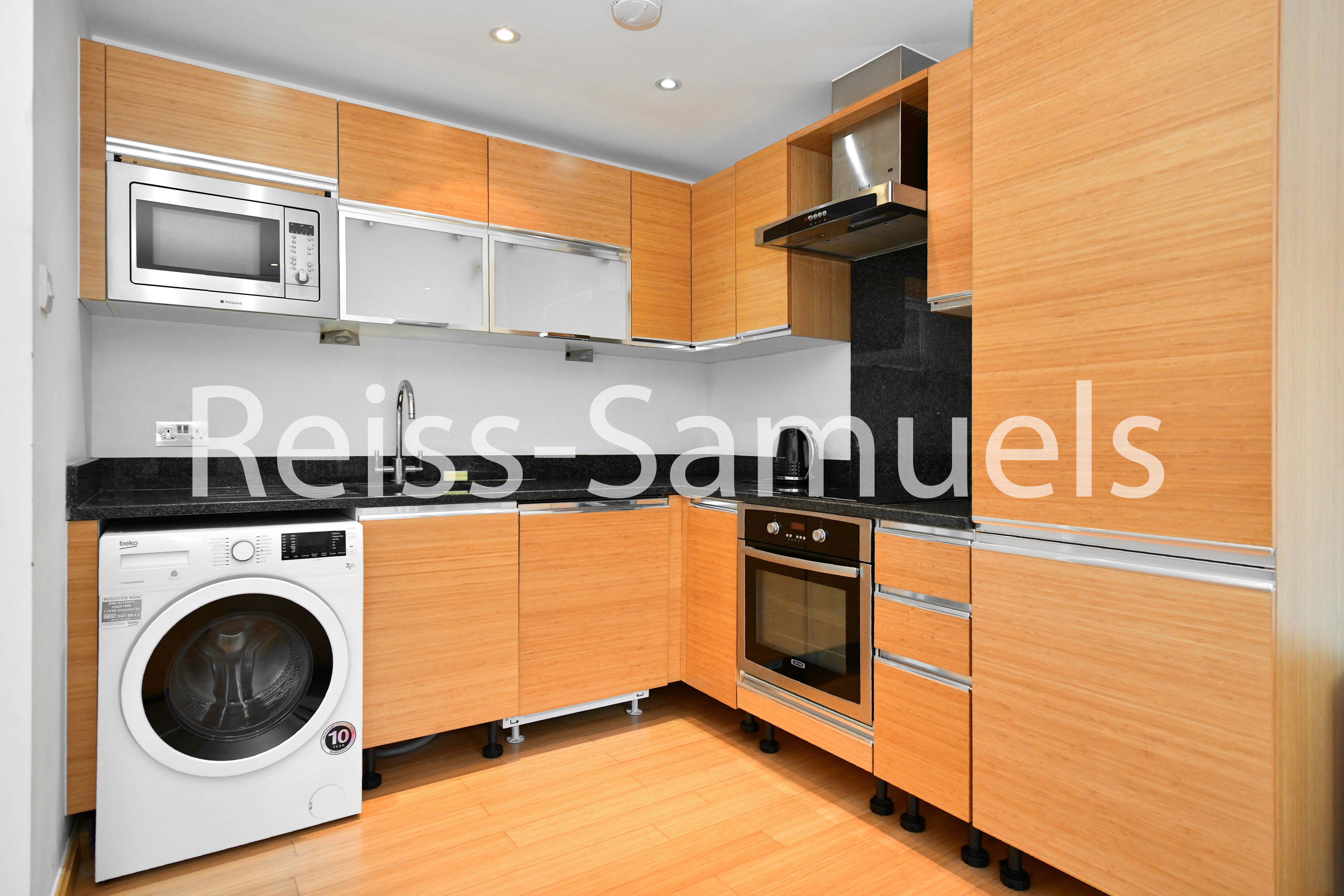 Flat Westferry Road in Greater London