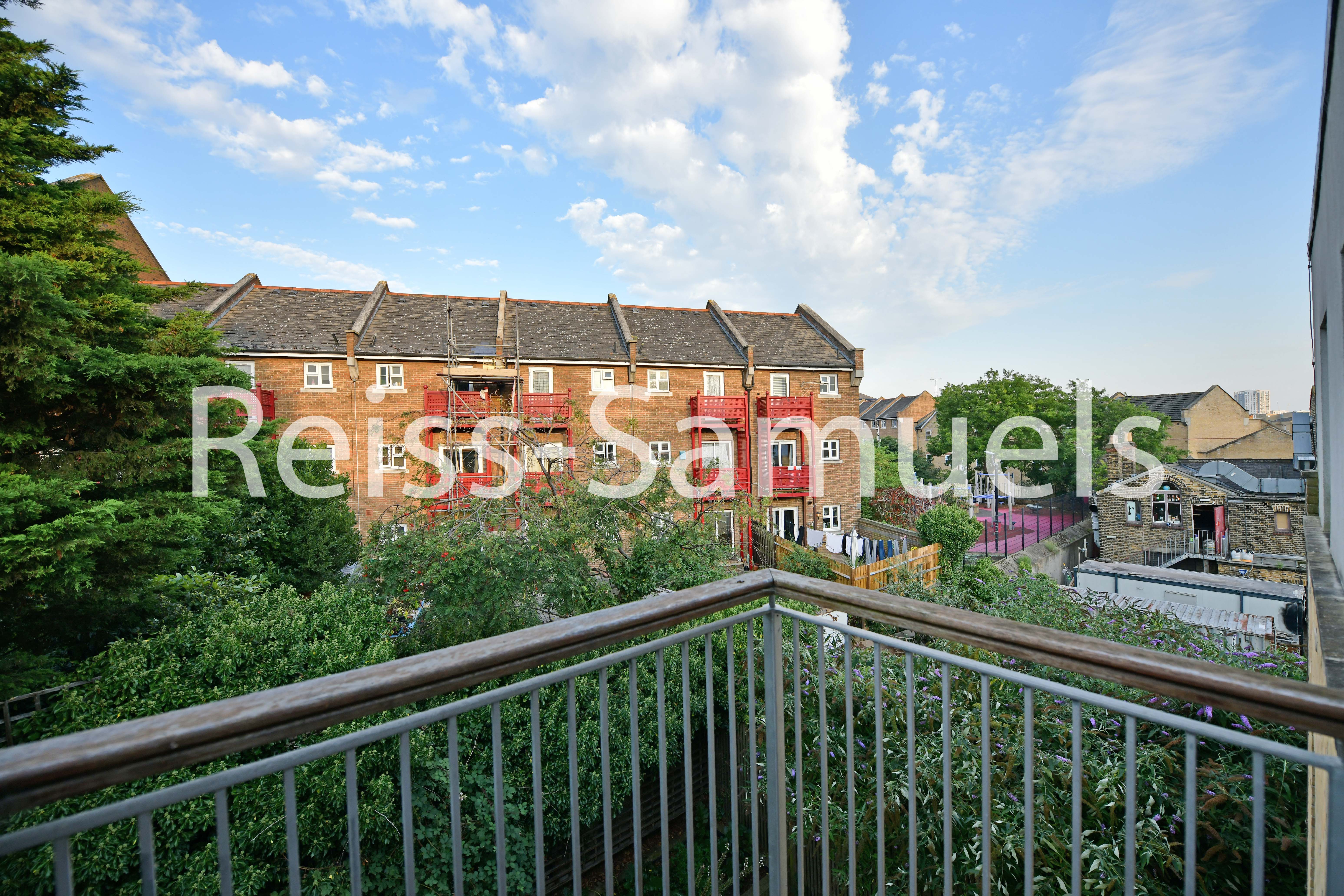 Flat Westferry Road in Greater London