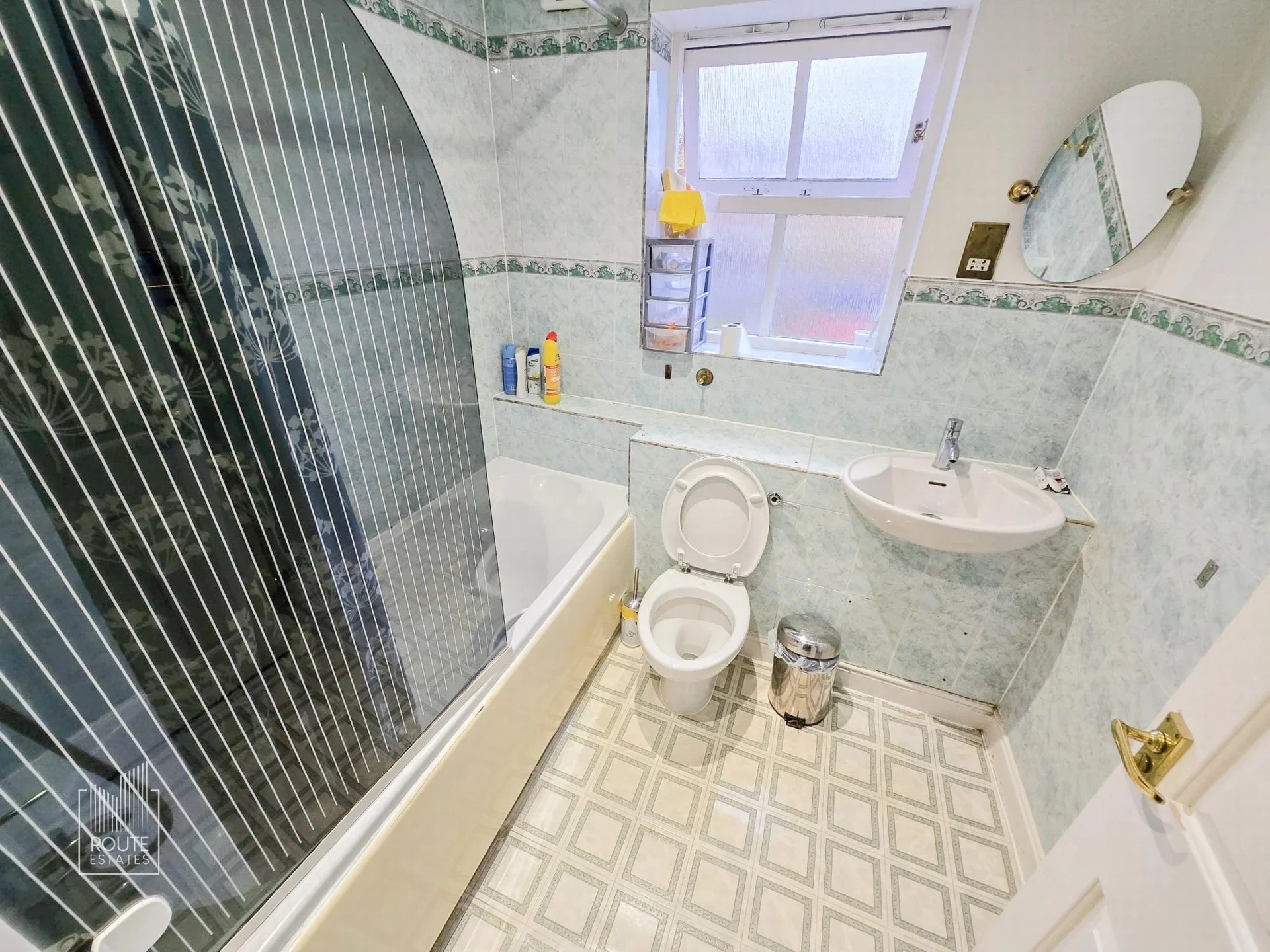 Room Leigh Hunt Drive in Greater London