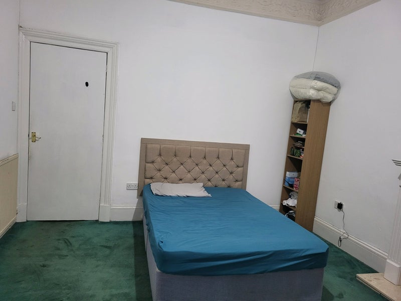Room Meadowpark Street in Glasgow