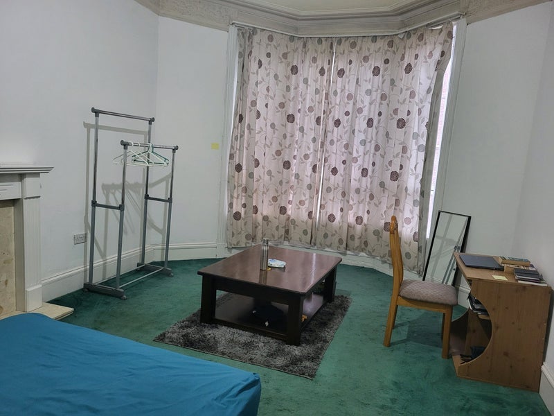 Room Meadowpark Street in Glasgow