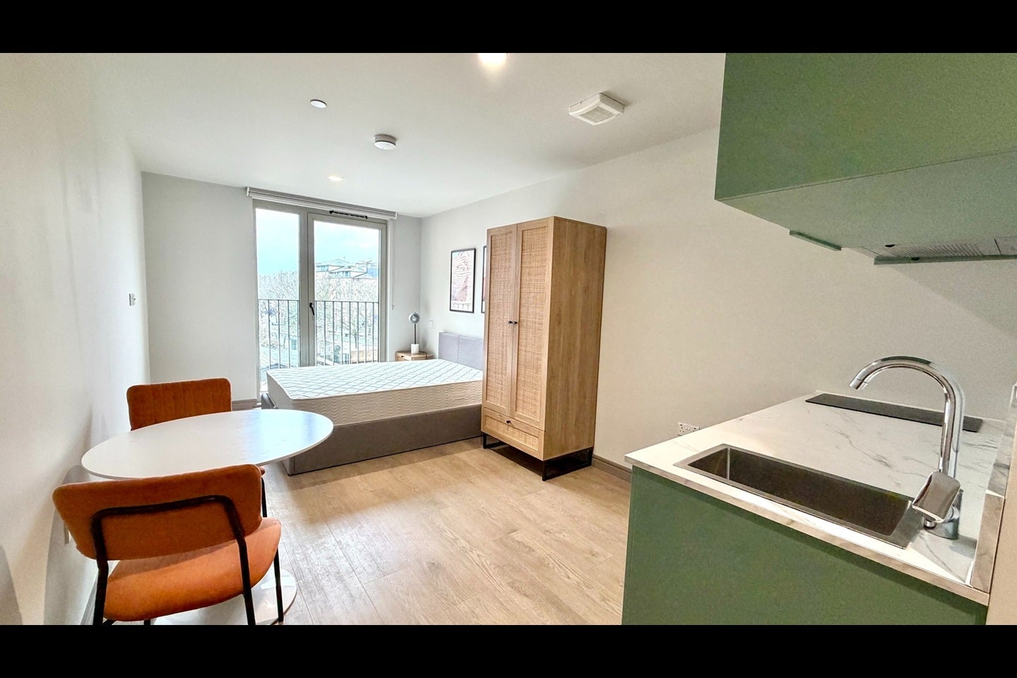 Flat Victoria Road in Greater London