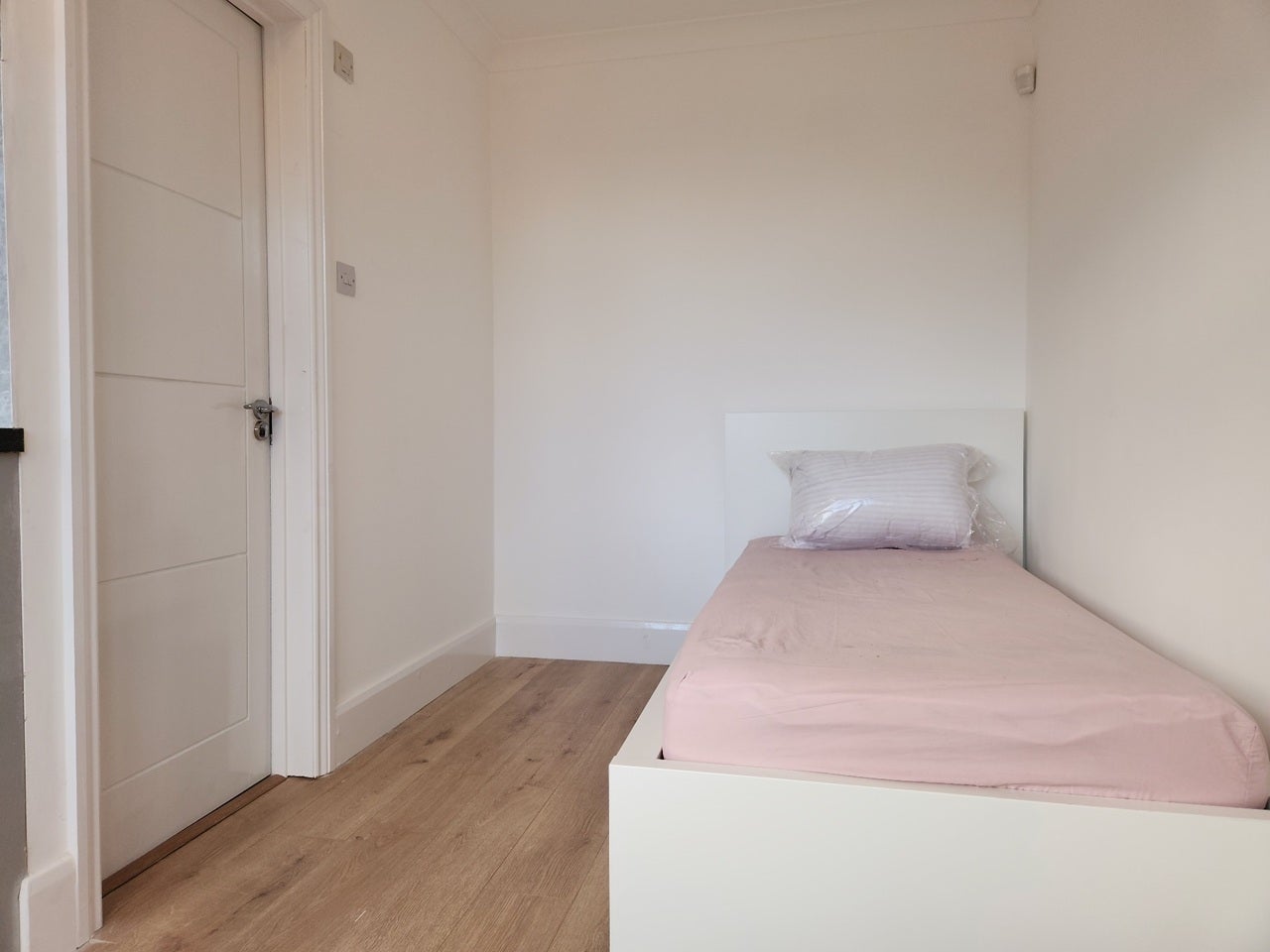 Flat Pasteur Gardens in Greater London