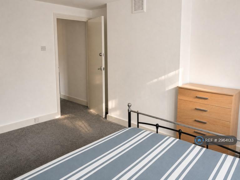 Room Wightman Road in Greater London