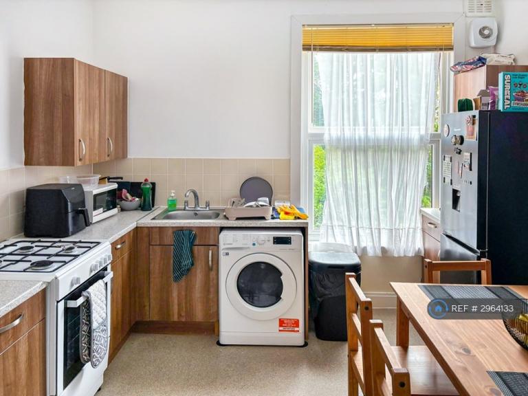 Room Wightman Road in Greater London