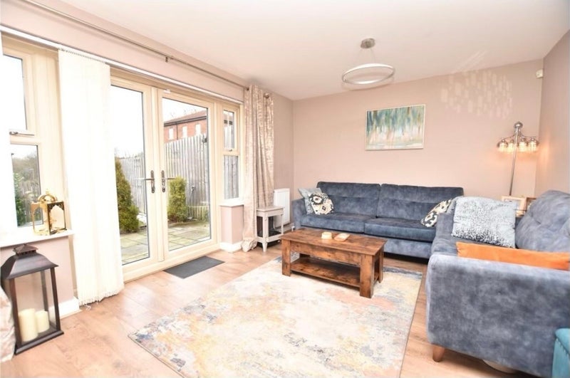 Room Asket Drive in Leeds