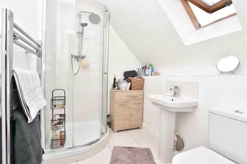 Room Asket Drive in Leeds