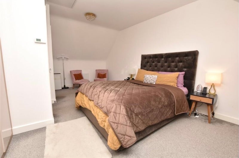 Room Asket Drive in Leeds
