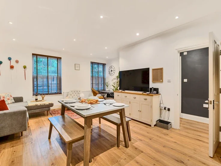 Flat Hampton Court Road in Greater London