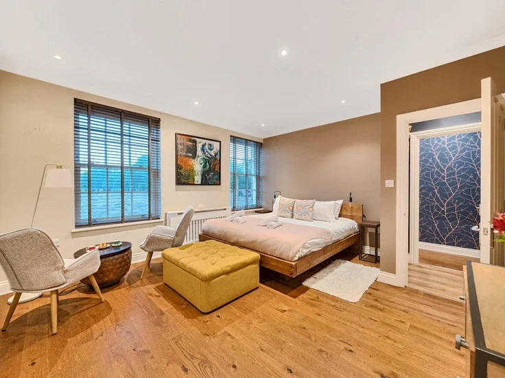 Flat Hampton Court Road in Greater London