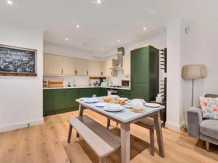Flat Hampton Court Road in Greater London